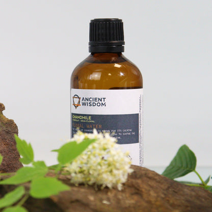Botella de agua floral de manzanilla 100 ml, tónico natural para piel sensible. Ideal para calmar, hidratar y tonificar la piel, con propiedades antiinflamatorias y aroma suave.