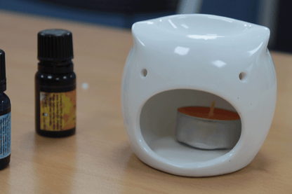 Quemador de aceite en cerámica blanca con diseño de búho corto, ideal para aromatizar espacios con aceites esenciales o ceras perfumadas. Sus detalles calados permiten que la luz de la vela brille creando una atmósfera cálida y relajante. Elegante, funcional y perfecto como regalo o decoración.
