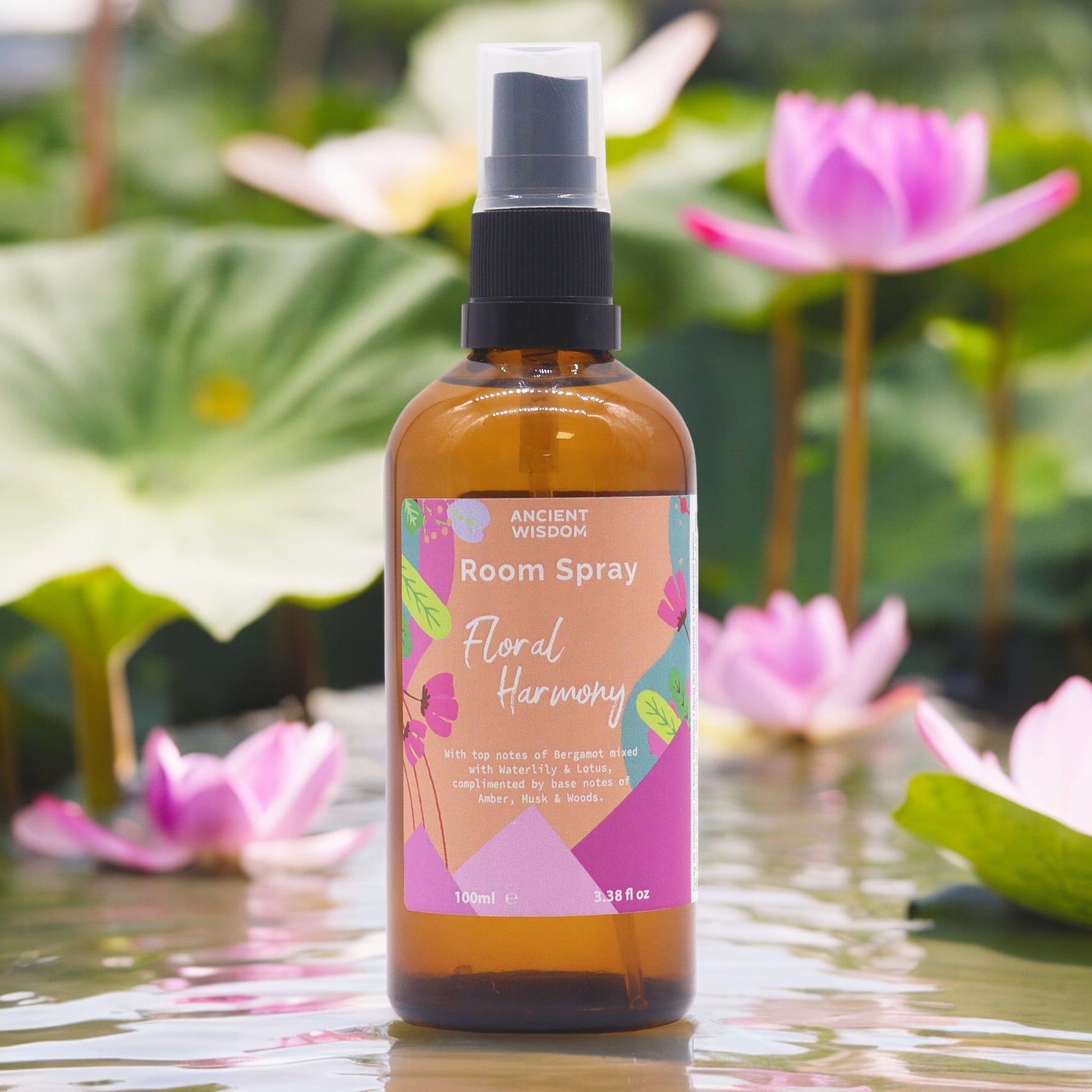 Spray ambientador Armonía Floral de 100 ml, con un perfil aromático que combina bergamota cítrica, flores acuáticas como nenúfar y loto, notas terrosas de pachulí y una base cálida y amaderada. Ideal para crear un ambiente equilibrado, suave y elegante.